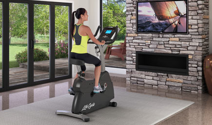 Life Fitness C1, desenhada para oferecer uma posição vertical natural e um treino seguro e eficaz Bicicleta Estática Life Fitness C1